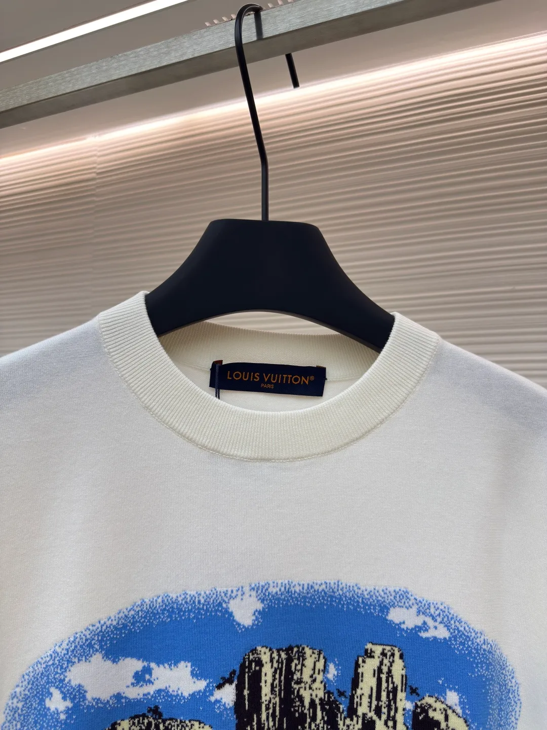 LOUIS VUITTON Kojima jacquard woolen T-shirt ●Authentic product: 10700 purchased and developed ●Item number: 1680272-A65 ●Fabric: combed cotton fabric ●Technology: jacquard production ●Version: fitted version ●Weight: about 240 grams ●Size: XS-S-M-L ●Description: Knitted using an ultra-fine 16-needle computerized flat knitting machine. The patterns are drawn manually by experienced painters. Each stitch is highlighted in detail. Each stitch is exactly the same as the original. The width and height of the pattern are 98%. The wool is dyed and dyed using 101/2 fully combed cotton. The color is 99% similar to ordinary cotton in the market. Comparing the yarn version, our 101/2 count fully combed cotton has a more delicate texture, and the fiber of the raw material reaches 25-35 mm, which makes the woven fabric more delicate, and the clothes are not easy to wrinkle, and the anti-pilling can reach level 4-5; on the contrary, clothes made of ordinary cotton yarn are easy to wrinkle, and will have wrinkles after being worn once, and will pill after being used a few times. The overall wiring is straight and delicate, the fabric is comfortable and soft, and the color is consistent without color difference. It can be matched with the same style to create a fashionable look and control various occasions. Customized accessories, complete with three standards, same style for men and women!